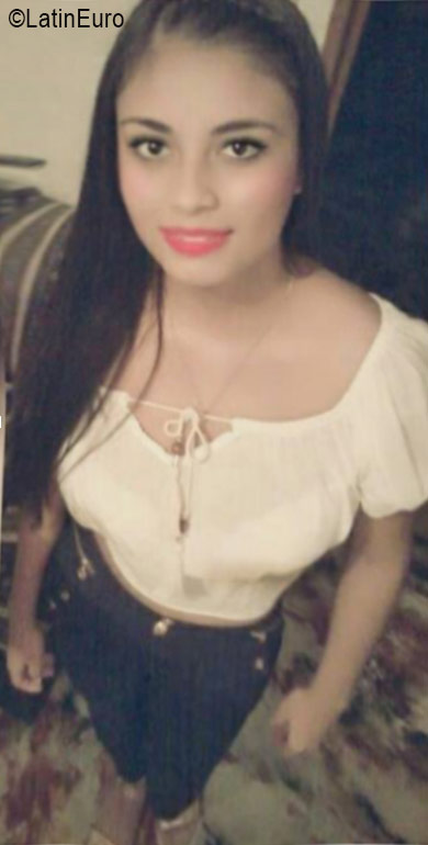Date this sultry Colombia girl Fernanda from Cali CO19476