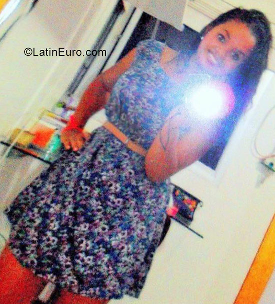 Date this athletic Brazil girl Tariane from Itapema BR9824