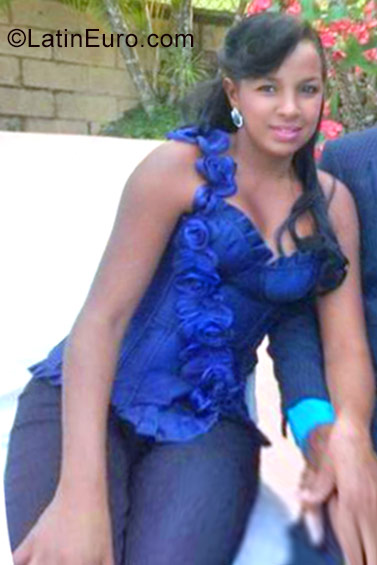 Date this stunning Dominican Republic girl VIANELIS from Bonao DO26997