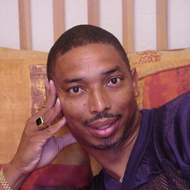 Date this happy Bermuda man Eolib from Devonshire BM34