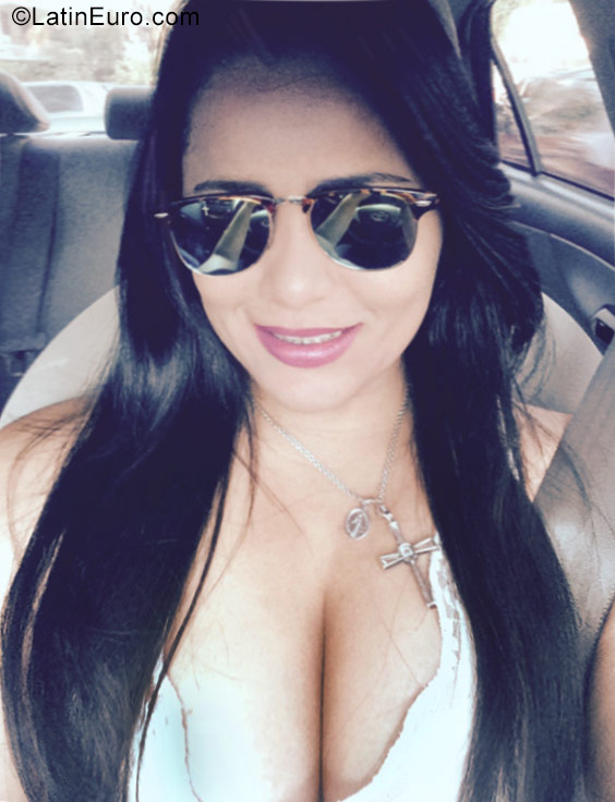 Date this voluptuous Dominican Republic girl Diana from Santo Domingo DO27342