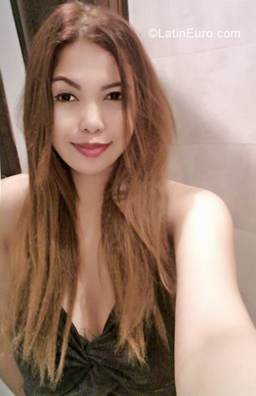 Date this tall Saudi Arabia girl Lady from Riyadh SA32