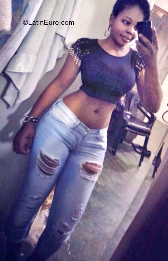 Date this voluptuous Dominican Republic girl Leydi from Santo Domingo DO28699