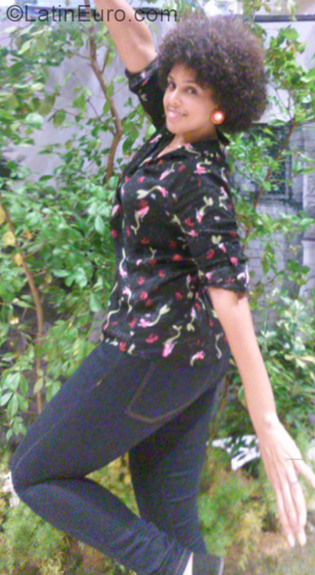 Date this foxy Dominican Republic girl Yeimy from Santo Domingo DO29215