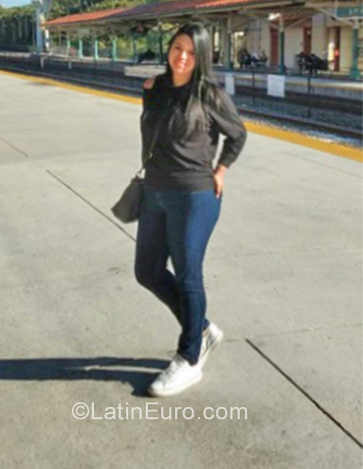 Date this attractive Colombia girl Adriana from Bogota CO22039