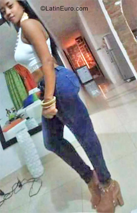 Date this attractive Colombia girl Renata from Cali CO21848