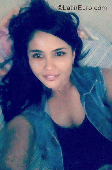 Date this nice looking Colombia girl Shirley from Cali CO21916