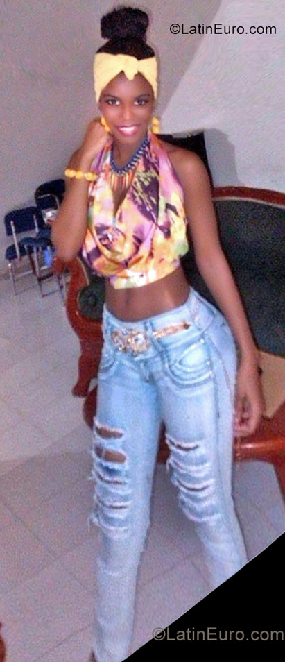 Date this happy Colombia girl Liza from Cali CO21937