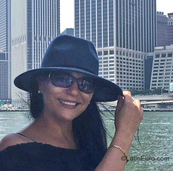 Date this good-looking Colombia girl Miranda from Bogota CO21948