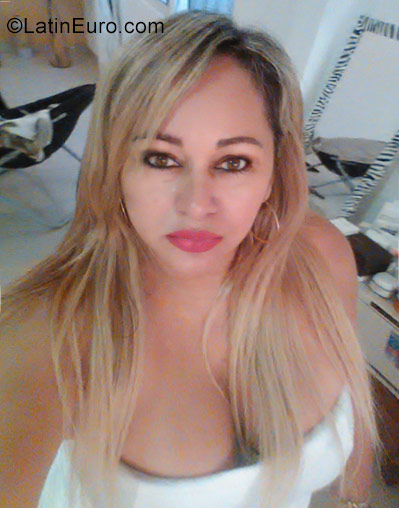 Date this passionate Angola girl Regina from Luanda AO83