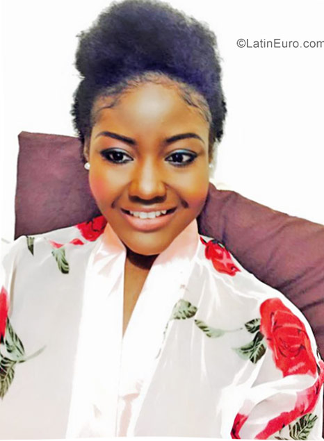 Date this foxy Senegal girl Precious from Dakar SN233