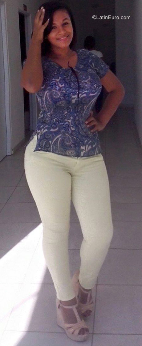 Date this lovely Dominican Republic girl Esthefany from Santo Domingo DO29872