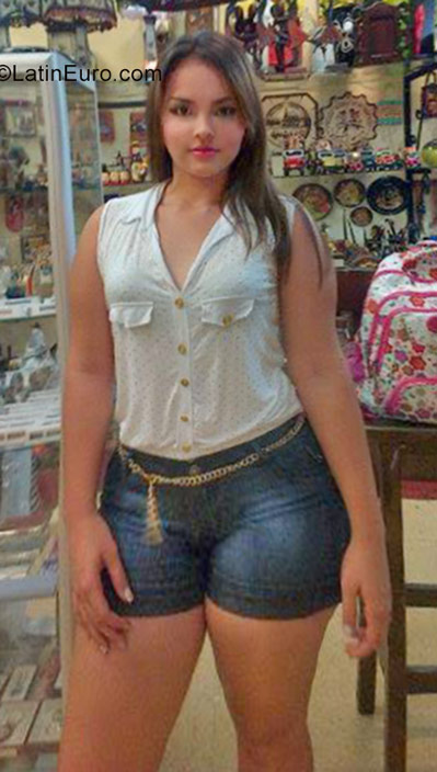 Date this voluptuous Colombia girl Angela paola from Cali CO22127