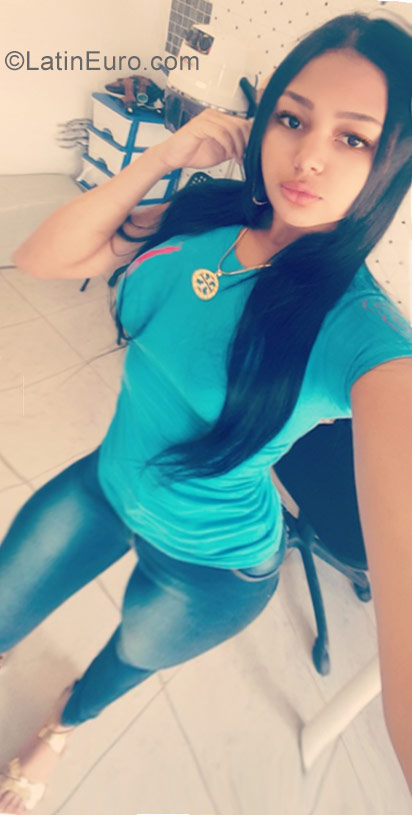 Date this voluptuous Dominican Republic girl Andrea from Santo Domingo DO29936