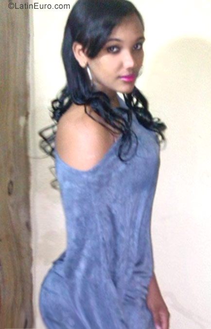 Date this nice looking Dominican Republic girl YUDELKA from Santiago DO30053
