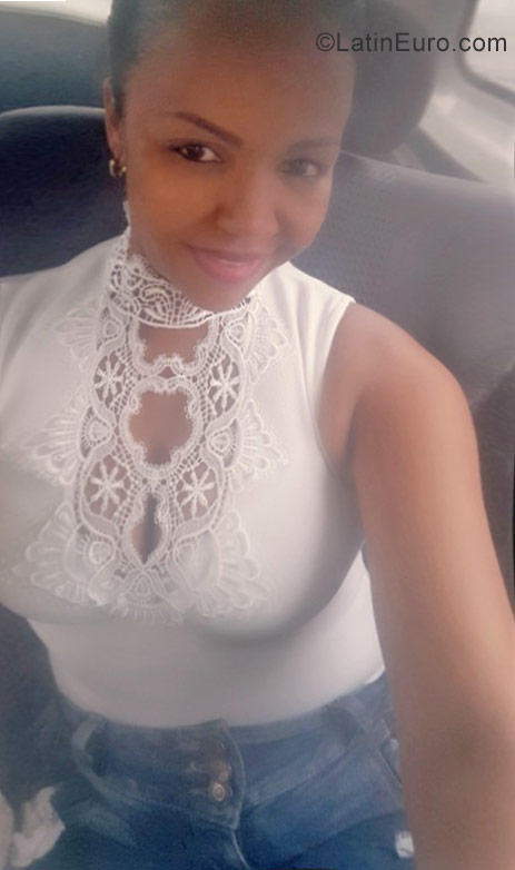 Date this happy Dominican Republic girl Elsa from Santo Domingo DO30115