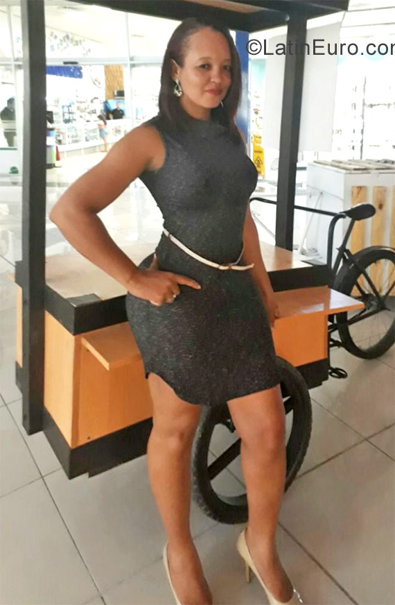 Date this exotic Dominican Republic girl Kenia from Santo Domingo DO30126