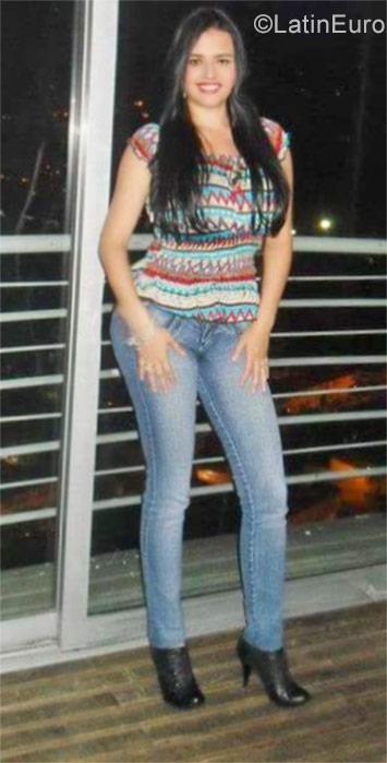 Date this delightful Colombia girl Lady from Armenia CO22326