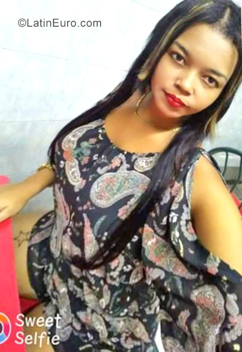 Date this young Dominican Republic girl Santa from Santo Domingo DO30315