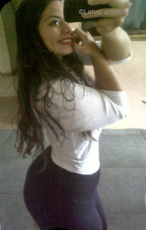 Date this nice looking Venezuela girl Yusmeli from Caracas VE949