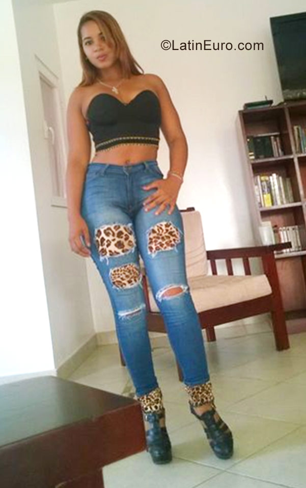 Date this funny Dominican Republic girl Esmarlin from Santiago DO30469