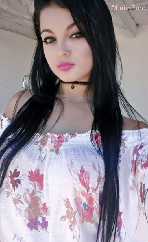 Date this hot Cuba girl Silvia from Holguin CU146