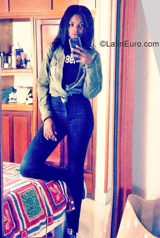 Date this pretty Colombia girl Yenny from Bogota CO22668