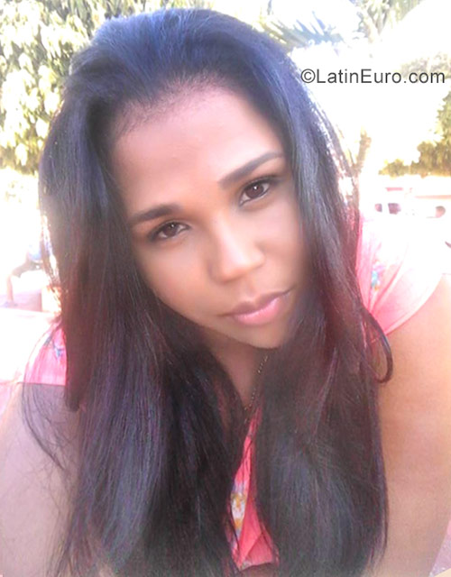 Date this athletic Dominican Republic girl Mia from Santo Domingo DO30710