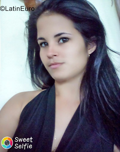Date this nice looking Cuba girl Elsa from Havana CU164