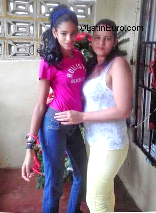 Date this fun Dominican Republic girl Nayer from Santiago DO30880