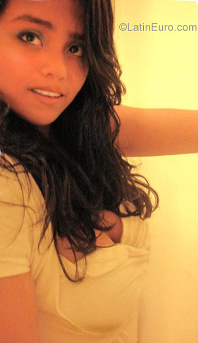Date this happy Colombia girl Susan from Armenia CO22881