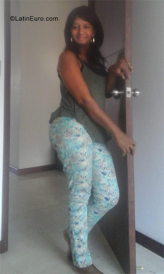 Date this attractive Colombia girl Liliana from Cali CO22924