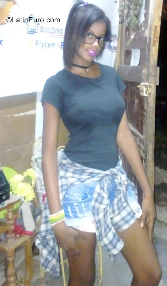 Date this athletic Cuba girl Roxana from Santiago de Cuba CU186