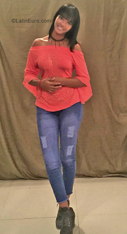 Date this fun Dominican Republic girl Laura from Santo Domingo DO31040