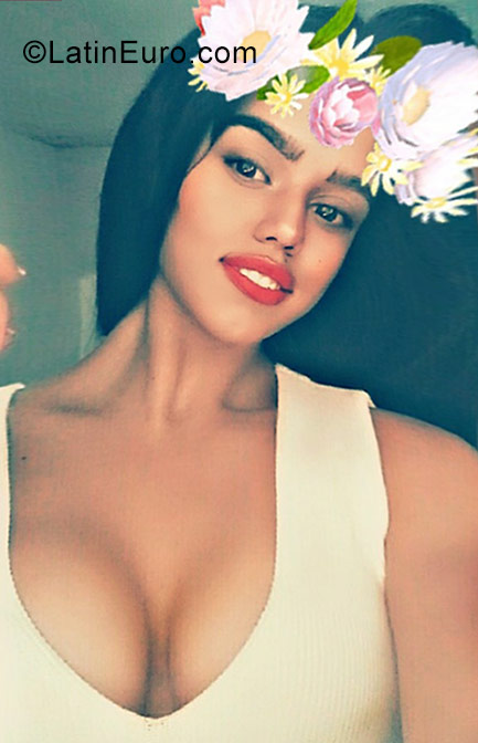 Date this athletic Cuba girl Legnia from Havana CU195