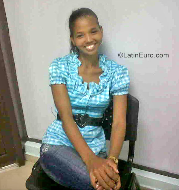 Date this happy Dominican Republic girl Joselin from Santo Domingo DO31075