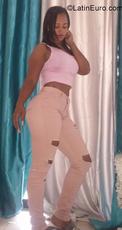 Date this beautiful Dominican Republic girl Dahiana from Santo Domingo DO31113