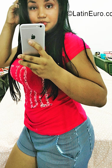 Date this nice looking Dominican Republic girl Amanda from Santo Domingo DO31134