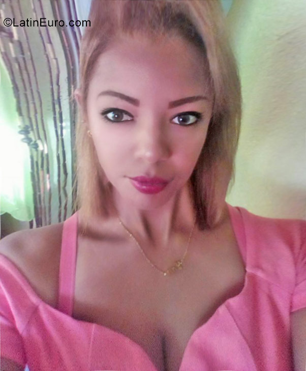 Date this happy Dominican Republic girl Luz from Santo Domingo DO31343