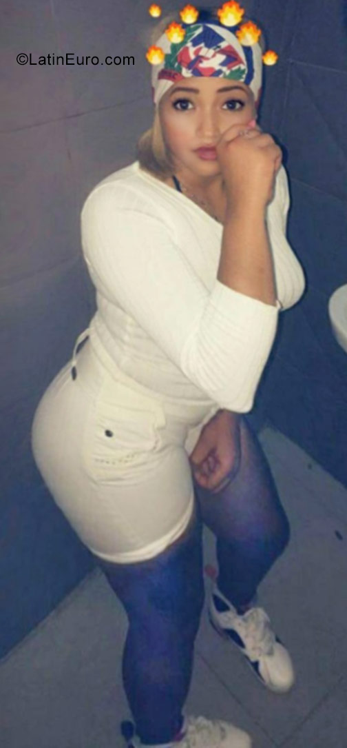 Date this voluptuous Dominican Republic girl Kathy from Santo Domingo DO31399