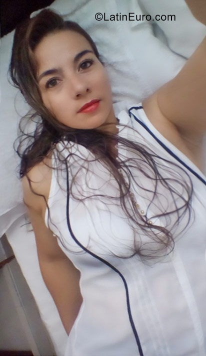 Date this pretty Colombia girl Acuariania from Bogota CO23261