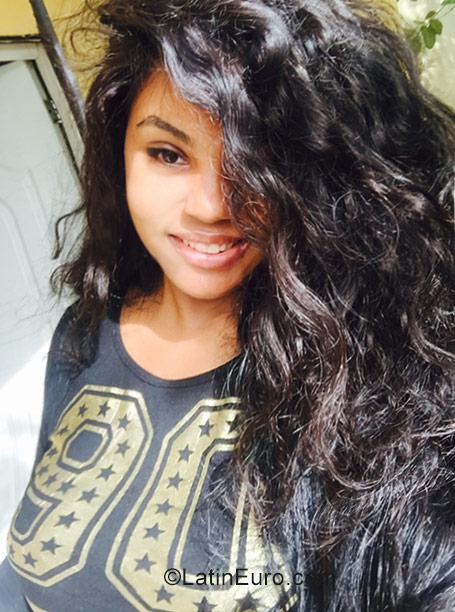 Date this athletic Dominican Republic girl Yissell from Santo Domingo DO31712