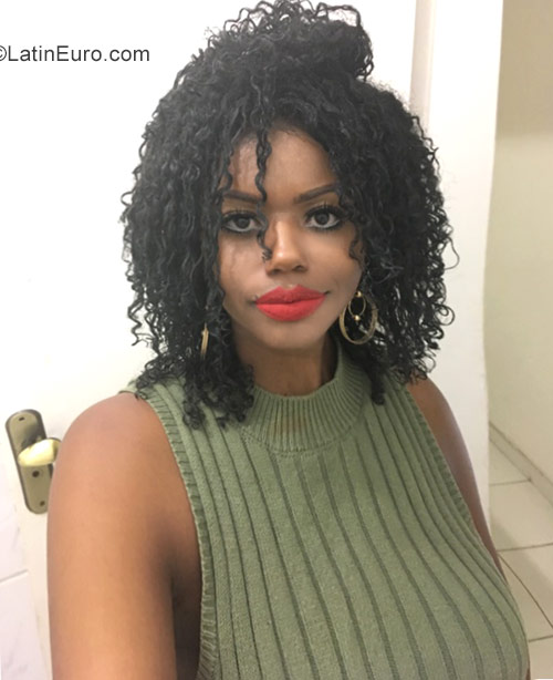 Date this voluptuous Brazil girl Raicca from Rio De Janeiro BR10684