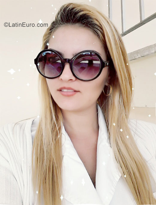 Date this hot Cuba girl Yenifer from Cienfuegos CU259