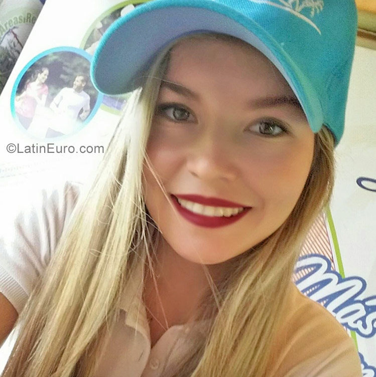 Date this sultry Bolivia girl Dorinkia from Santa Cruz BO38