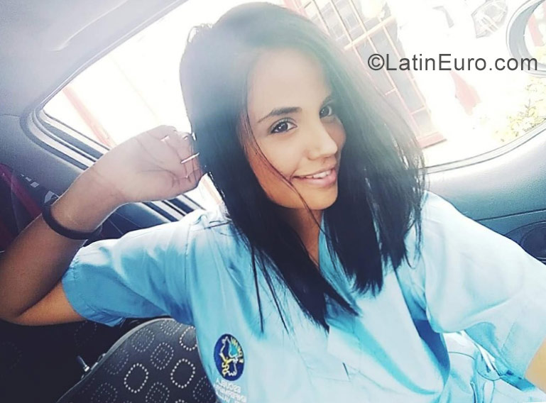 Date this happy Colombia girl Violeta from Cali CO23499