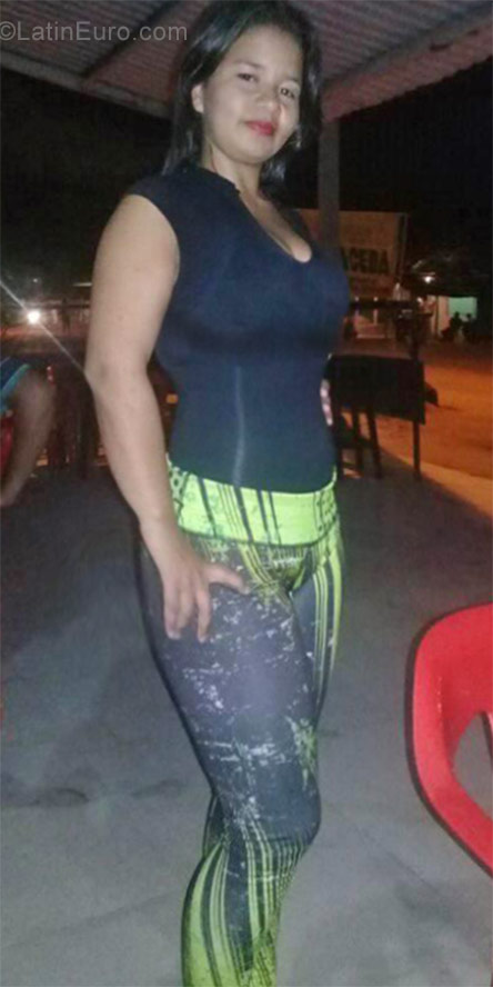 Date this voluptuous Venezuela girl Dexis from Caracas VE1447