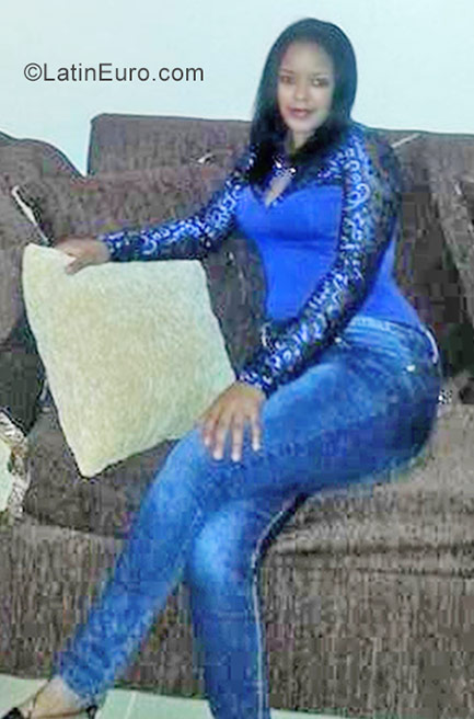 Date this stunning Dominican Republic girl Flor from Santo Domingo DO31989