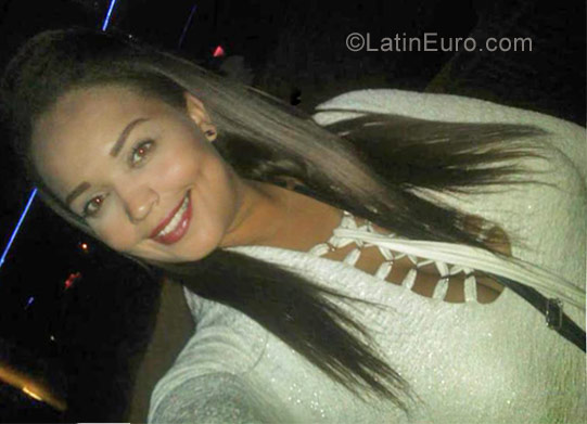 Date this stunning Venezuela girl Geraldine from Caracas VE1467