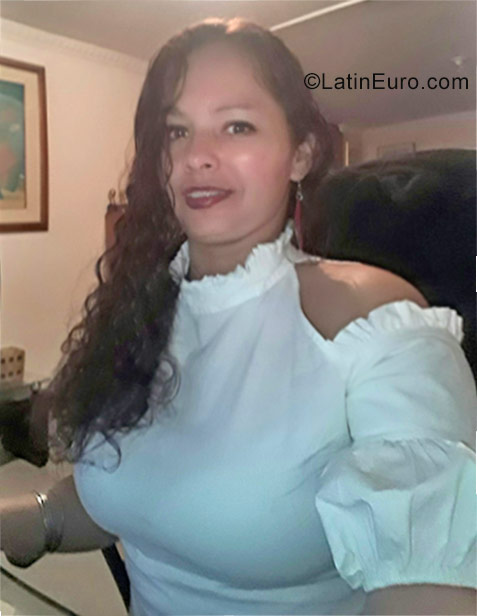 Date this voluptuous Colombia girl Lina from Bogota CO23627